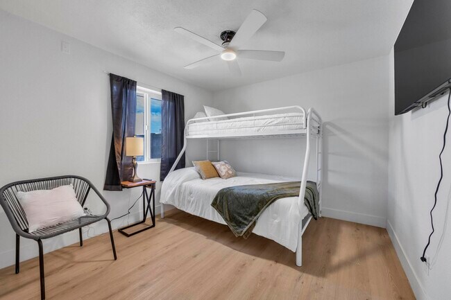 Building Photo - 1510 W 7th Dr