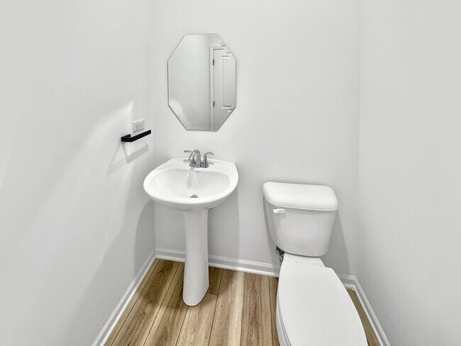 Building Photo - 1135 White Oak Cir