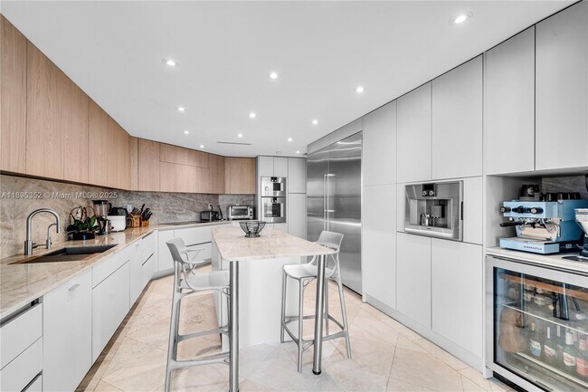 Building Photo - 1643 Brickell Ave