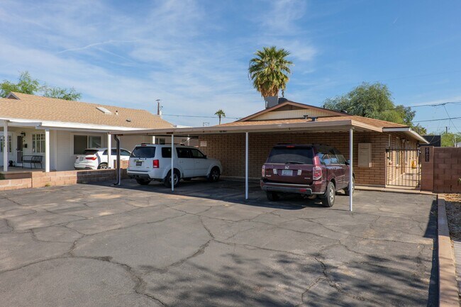 Carport - 2025 N Richland St