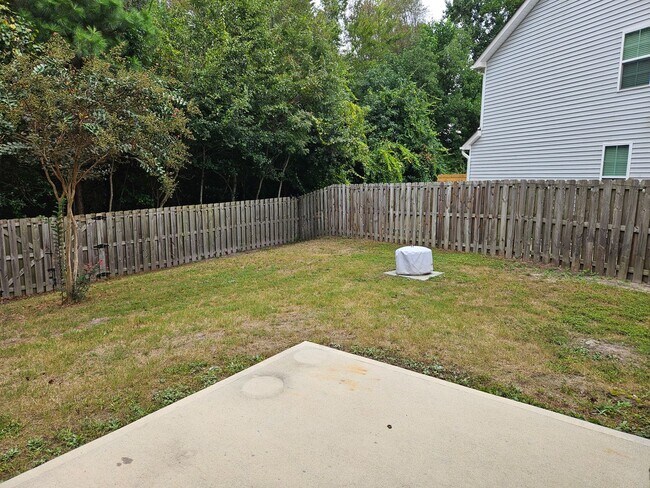 Building Photo - Beautiful unfurnished 3 bed 2.5 bath home ...