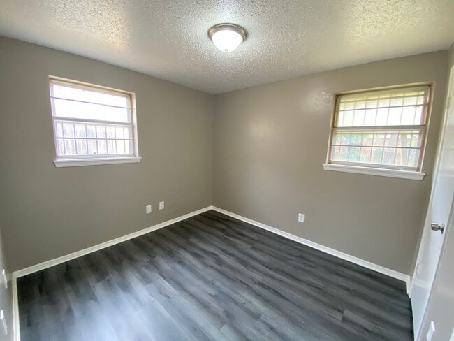 Building Photo - Charming 5 Bedroom House