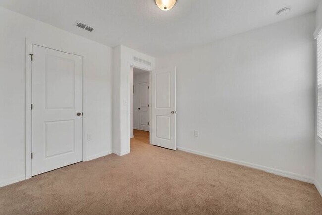 Building Photo - Townhome in Madison Place Davenport