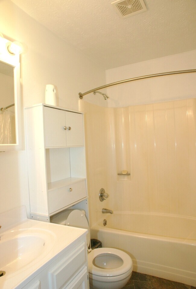 Building Photo - Seymour, 4 bedroom, hardwood floors - Call Steve Davis (865) 681-1000