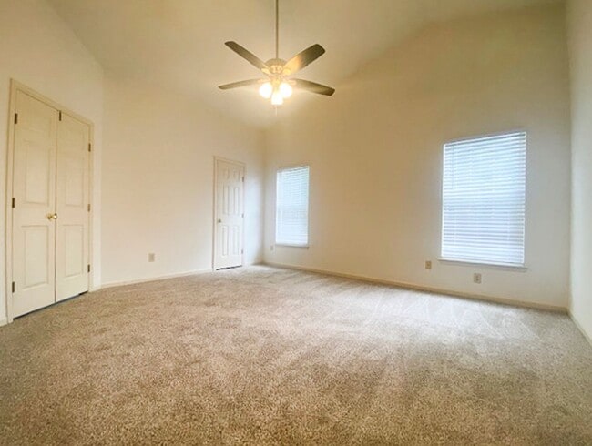 Building Photo - Ranch 3 bed, 2 bath Ranch with fenced yard...