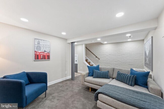 Building Photo - 705 Kentucky Ave SE