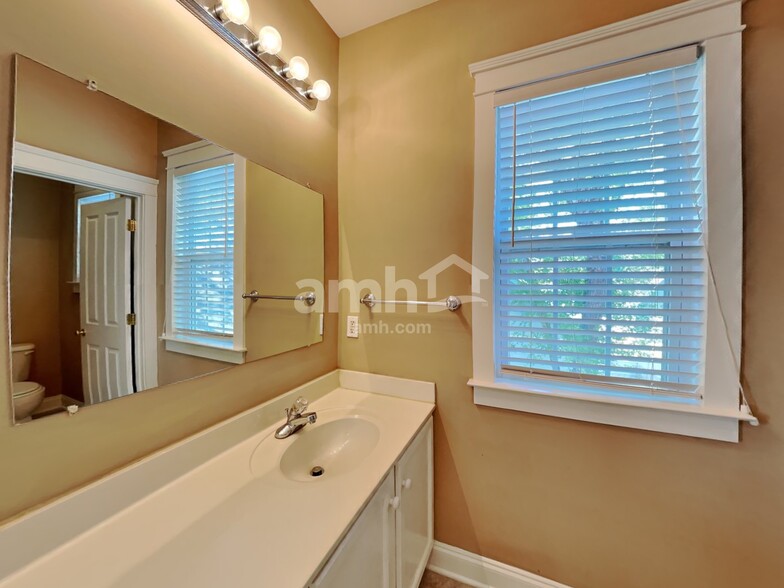 Building Photo - 528 Catawba Ave