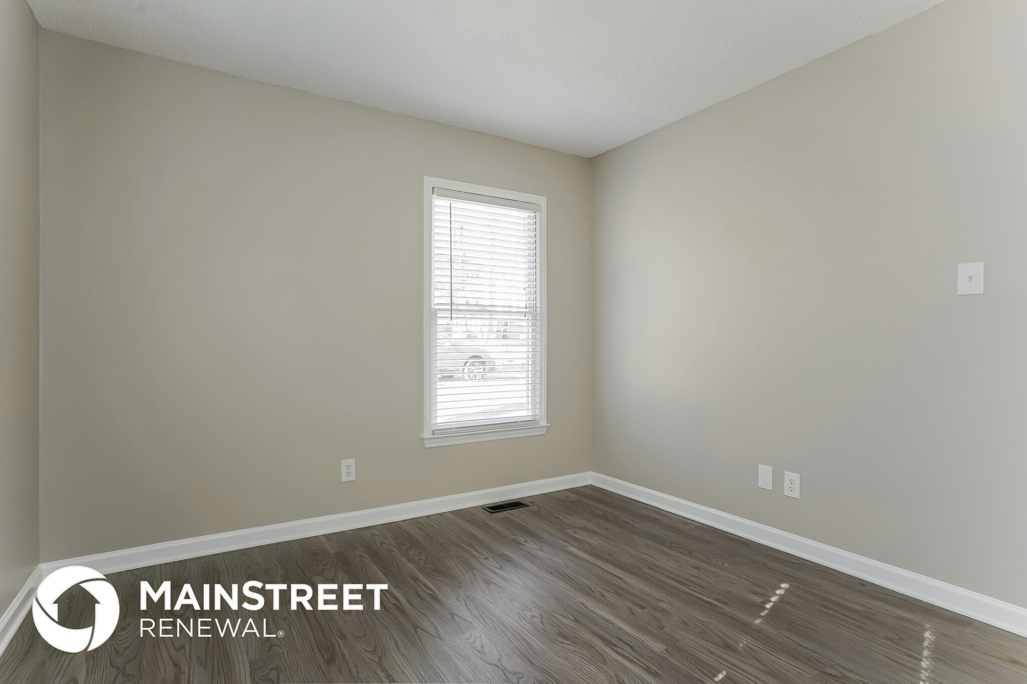 Building Photo - 4210 Queen Victoria Pl