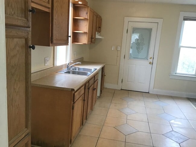 Building Photo - 4 Bedroom Single Family Home