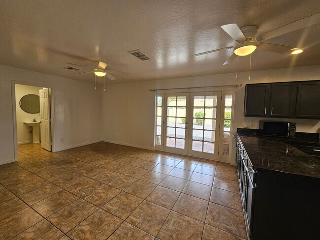 Building Photo - Scottsdale - 5 bedroom, 3 bath - Remodeled...