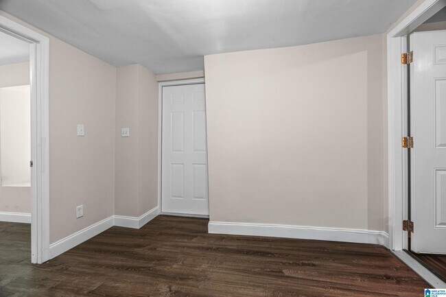 Building Photo - 528 10th Ct W