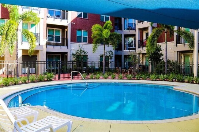 Building Photo - 1701 N Lois Ave