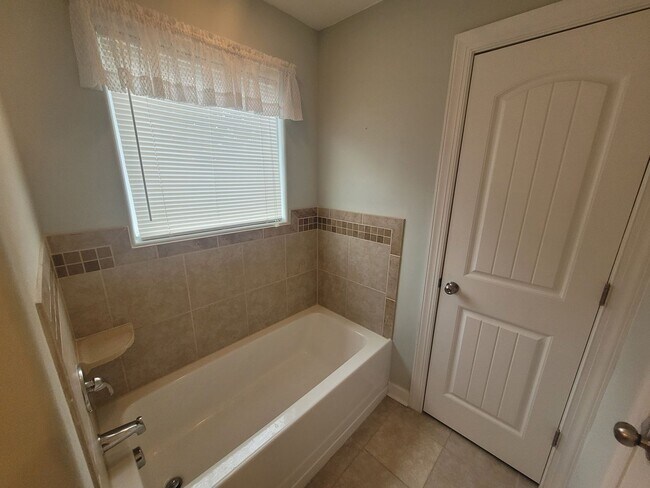 Building Photo - Stunning 4 Bedroom, 2.5 Bath Home Just 3 Blocks to Chesapeake Bay