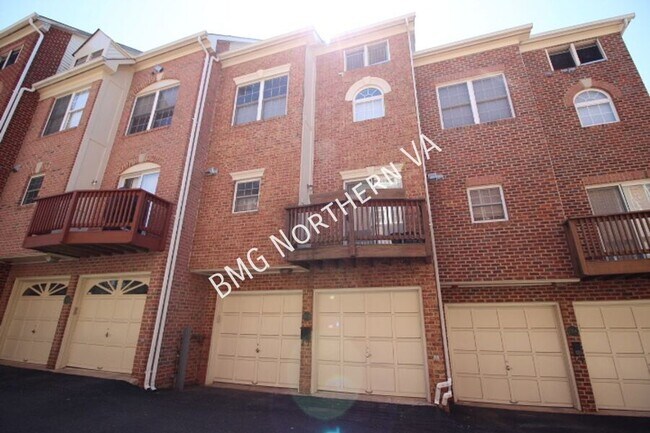 Building Photo - 2304 N Greenbrier Ct