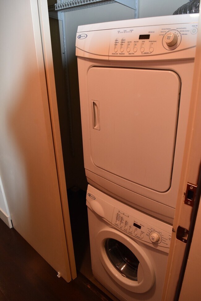 Building Photo - Capitol Hill 1BR/1BA with Stunning City Views