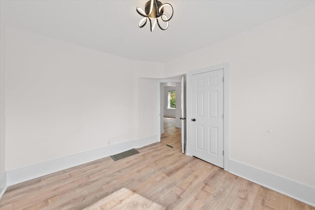 Building Photo - 2026 E Kenilworth Pl