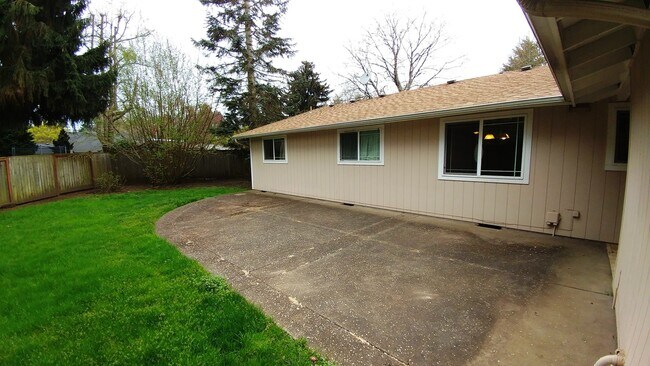 Building Photo - Gorgeous Home with Granite Counters and Custom Built-ins!