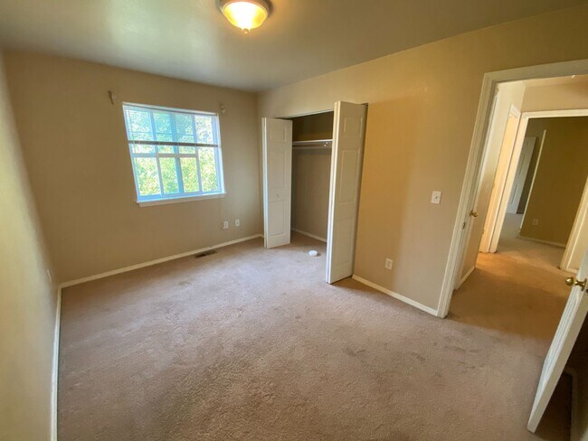Building Photo - 4 Bed 2 Ba Home- Walking Distance to Emily Dickinson Elementary