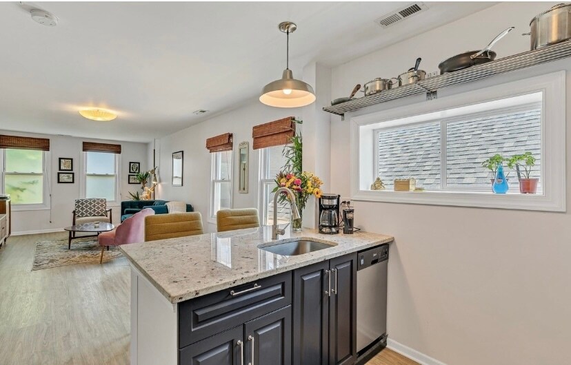 Building Photo - 520 N Ada St