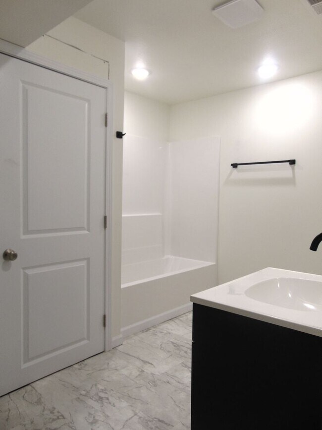 Building Photo - Newly Remodeled 4 Bed 2 Bath Duplex!