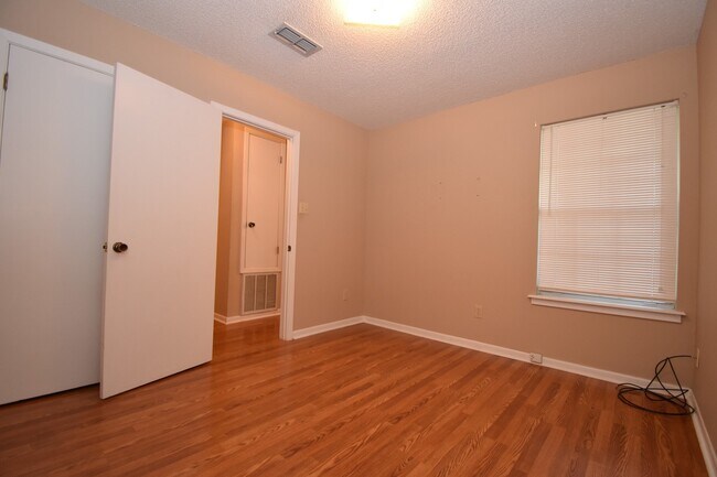 Building Photo - Centrally Located 2 Bedroom 2 Bath House