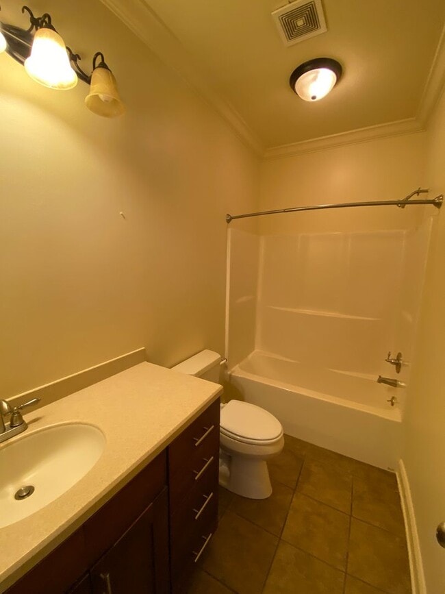 Building Photo - 1016 Villa Dr