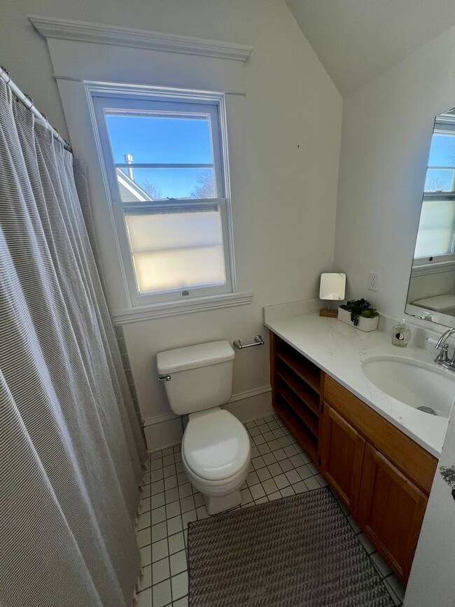 Building Photo - Fully Furnished, Large 3 Bedroom Home!