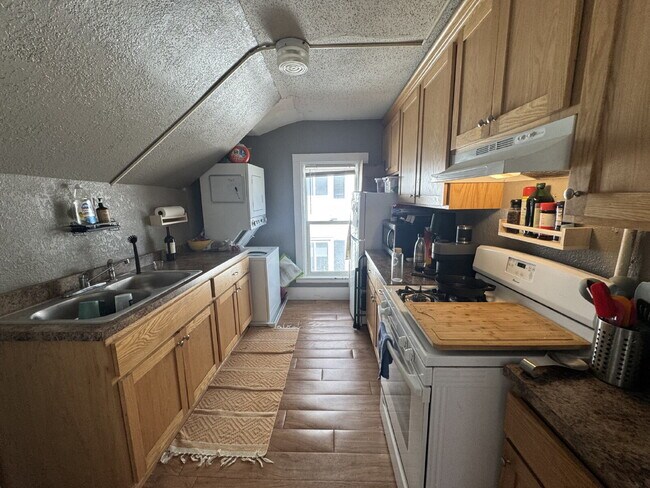 Building Photo - Charming 2-Bed upper Duplex in NE in Minneapolis