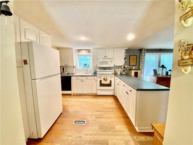 Building Photo - 148 Pine Tree Path