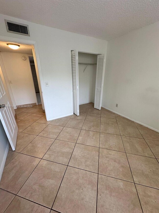 Building Photo - 9410 Live Oak Pl