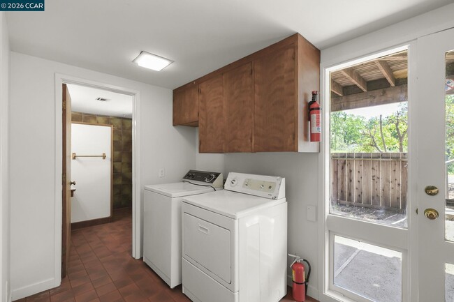 Building Photo - 165 Topaz Ln