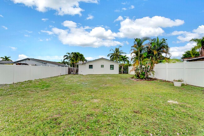 Building Photo - 320 NW 3rd Ave