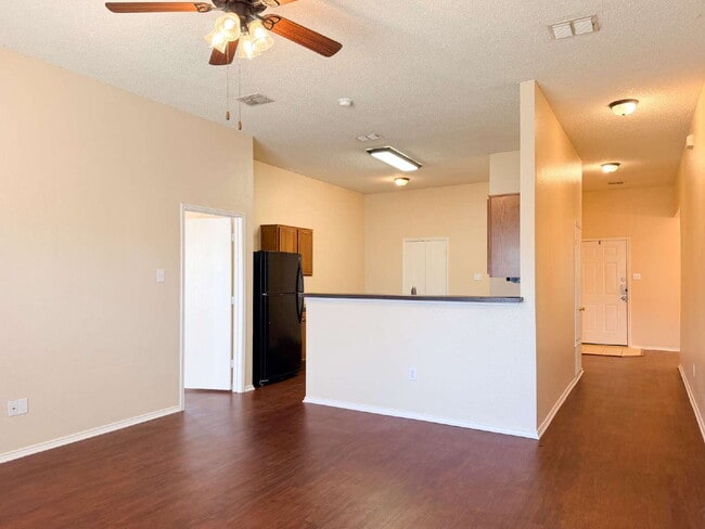 Building Photo - 3 Bed, 2 Bath Home in Burleson, TX