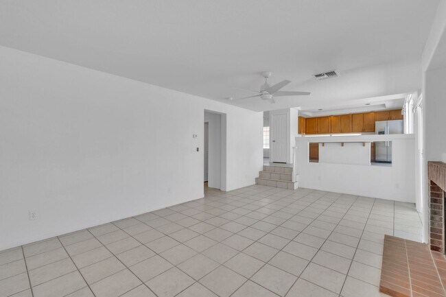 Building Photo - Beautiful Home in West with 4 bedrooms/3 b...