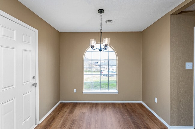 Building Photo - 4804 NW Hoover Ave