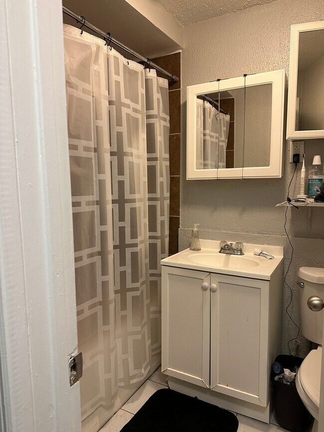 Building Photo - 1131 N State St