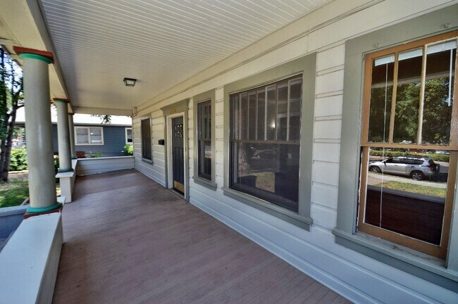 Building Photo - 206 Hazel St