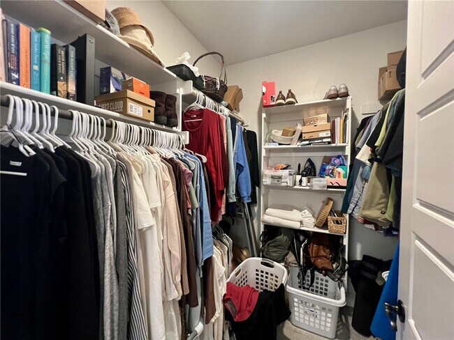 Building Photo - 1720 W Broadway Pl