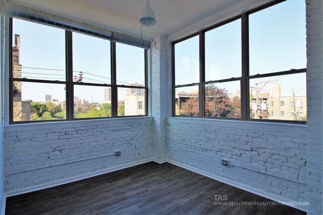 Building Photo - TRULY AMAZING Loft-style condo-quality 3 Bed/2 ba IN UNIT LAUNDRY