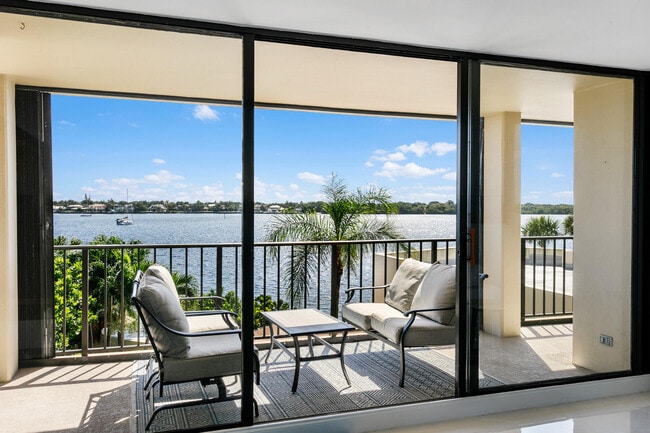 Building Photo - 130 Lakeshore Dr