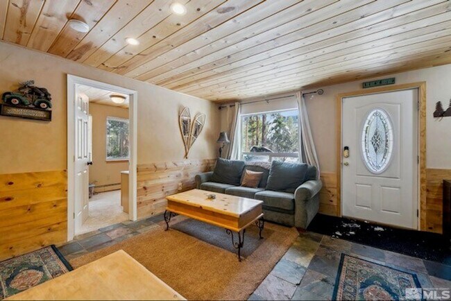 Building Photo - Large quiet condo backs to the forest