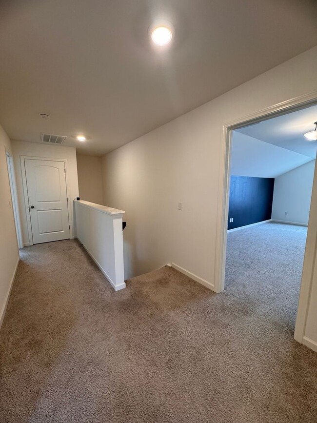 Building Photo - 4BR 2.5Bath Beauty in High Point