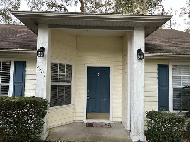 Building Photo - 3/2 House with Fenced Yard & 2-Car Garage ...