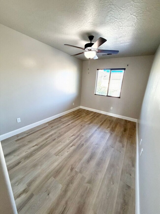 Building Photo - 355 W 200 S