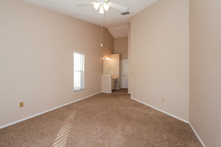 Building Photo - 12906 Longcrest Dr