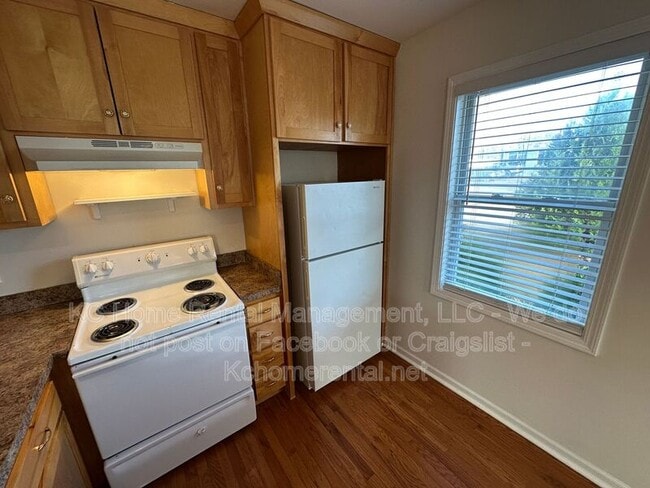 Building Photo - 1903 W 43rd Pl