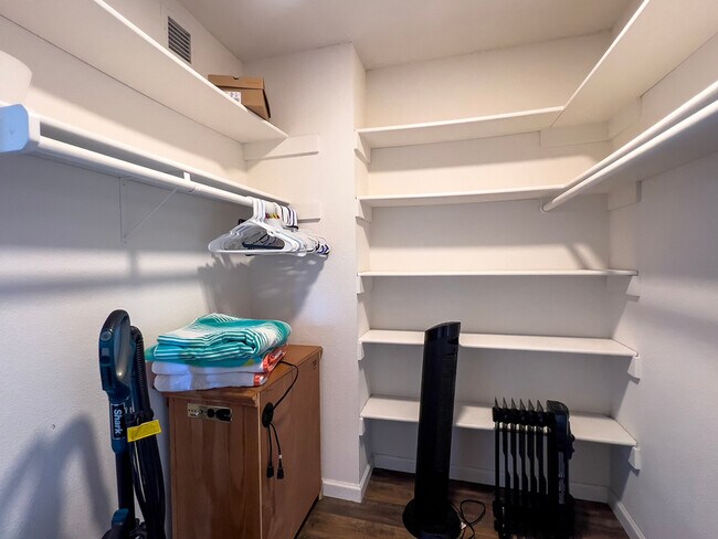Building Photo - 3853 Lodestar Ln