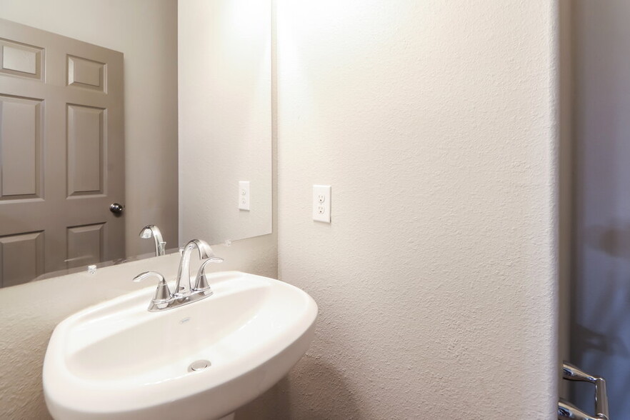 Building Photo - 420 Sapphire Ln