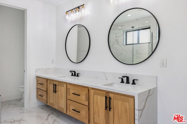 Building Photo - 926 17th St