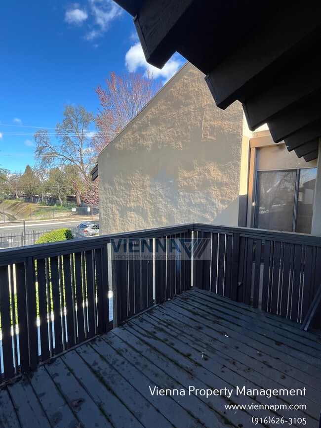 Building Photo - 888 Woodside Ln E